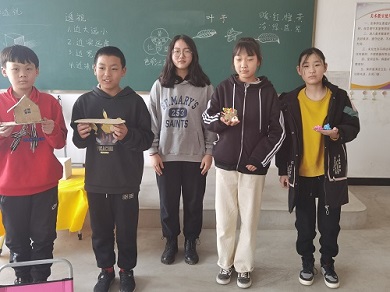 2工设2004班孙欣怡教小学生废物利用制作手工艺品.jpg